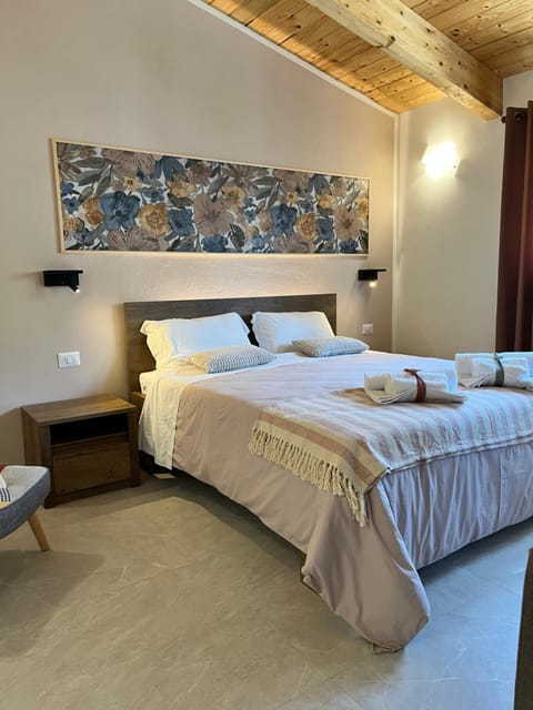 Photo of the whole room, Bedroom, towels