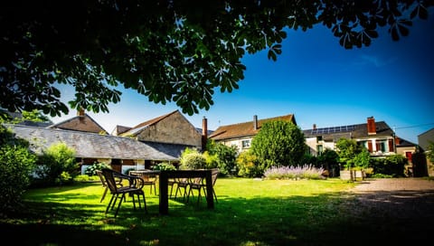 Property building, Day, Summer, Garden, Location