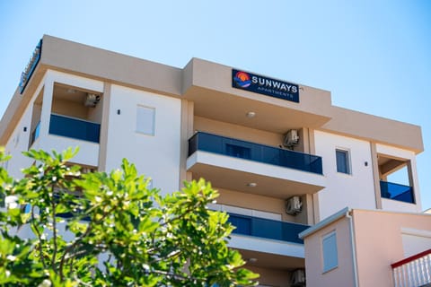 Property building, Day, Balcony/Terrace