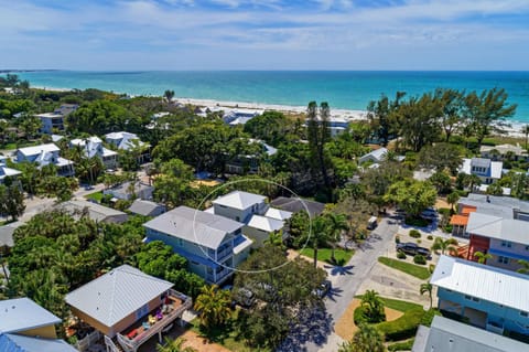 Villa Marianne: AMI North End, Steps to Beach, West of Gulf, Pool by Anna Maria Life House in Holmes Beach