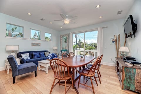 Villa Marianne: AMI North End, Steps to Beach, West of Gulf, Pool by Anna Maria Life House in Holmes Beach