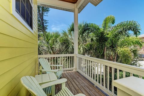 Villa Marianne: AMI North End, Steps to Beach, West of Gulf, Pool by Anna Maria Life House in Holmes Beach
