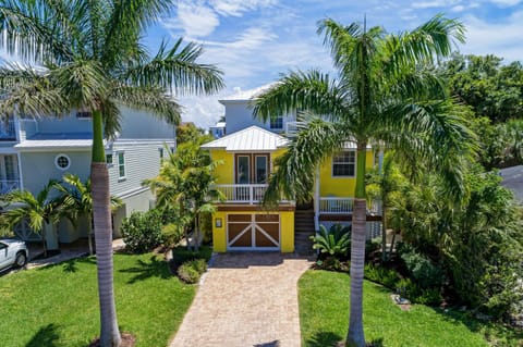 Villa Marianne: AMI North End, Steps to Beach, West of Gulf, Pool by Anna Maria Life House in Holmes Beach