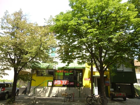 Facade/entrance