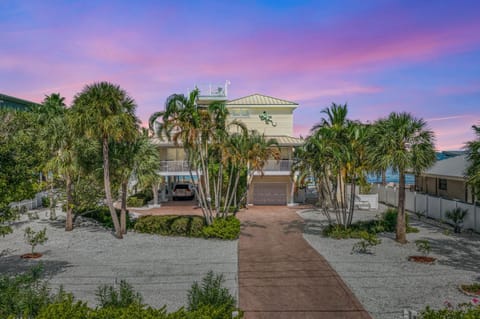 Dolphin Tales - 836 S Bay House in Holmes Beach