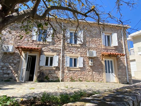 Studio Lakis Barbajonn's Stone House Apartment in Islands