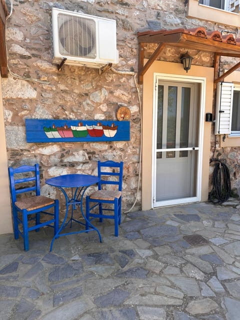 Studio Lakis Barbajonn's Stone House Apartment in Islands