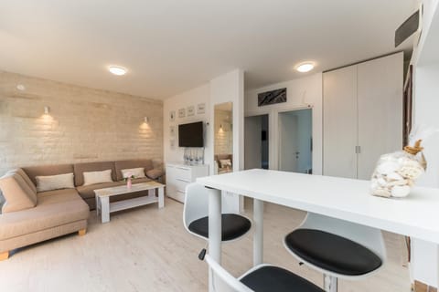 White Jasmine, sea view penthouse for 8 Apartment in Novalja