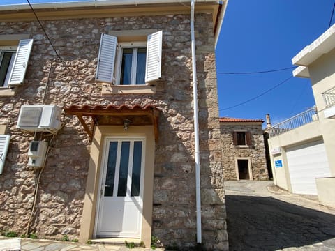 Studio Maria Barbajonn's Stone House Apartment in Islands