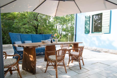Property building, Day, Natural landscape, Balcony/Terrace, Food and drinks, furniture