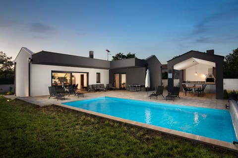 Property building, Pool view, Swimming pool, sunbed