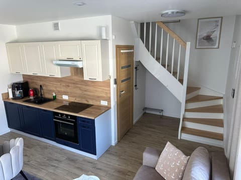 Coffee/tea facilities, Kitchen or kitchenette, Dining area, dishwasher, stove