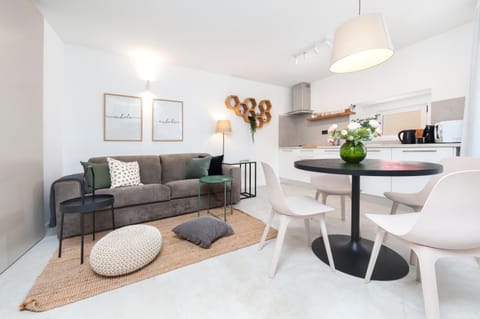 Kitchen or kitchenette, Living room, Seating area, Dining area