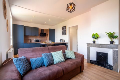 Kitchen or kitchenette, Seating area, flat iron, stove