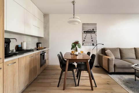 Coffee/tea facilities, Kitchen or kitchenette, Living room, Seating area, Dining area, stove, kitchen