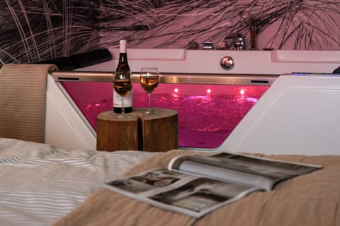 Hot Tub, Spa and wellness centre/facilities, Seating area, Bedroom