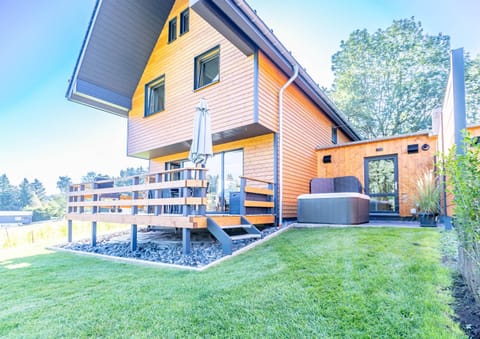 Urlaub am Schwarzbach mit Sauna und Whilpool House in Monschau