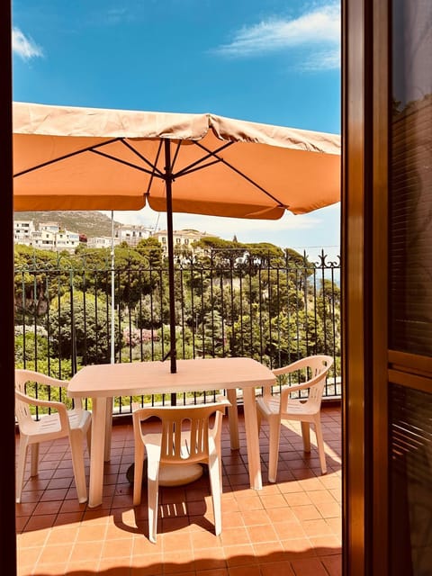 Day, Natural landscape, View (from property/room), Balcony/Terrace, Dining area, Sea view