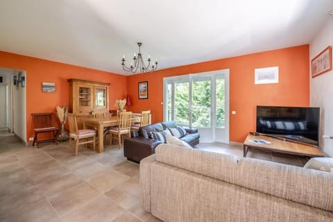 Communal lounge/ TV room, TV and multimedia, Dining area