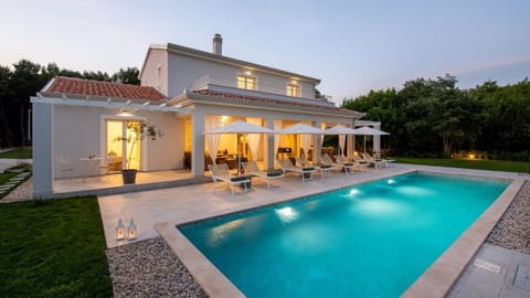 Property building, BBQ facilities, Garden, Balcony/Terrace, Seating area, Dining area, Swimming pool