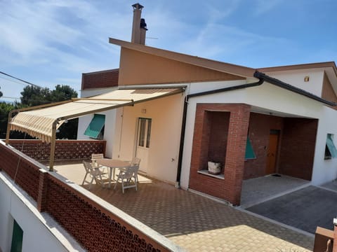 Property building, Patio, Balcony/Terrace, Balcony/Terrace