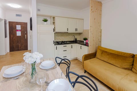 Kitchen or kitchenette, Living room, Seating area, Dining area