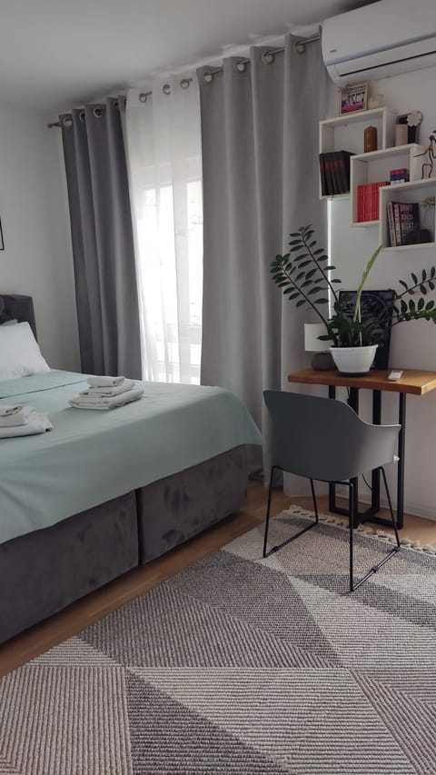 Bedroom, air conditioner