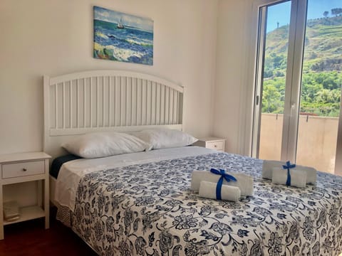 Bed, Photo of the whole room, Bedroom, Mountain view