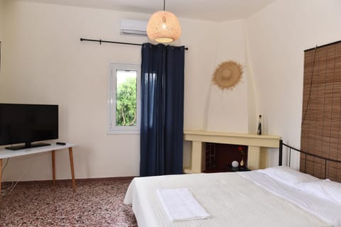 Bed, TV and multimedia, Photo of the whole room, Bedroom