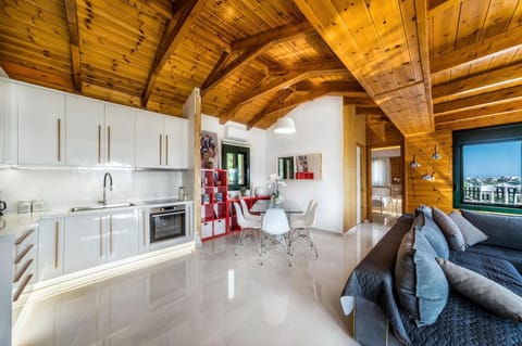 Kitchen or kitchenette, Living room, Seating area, Dining area