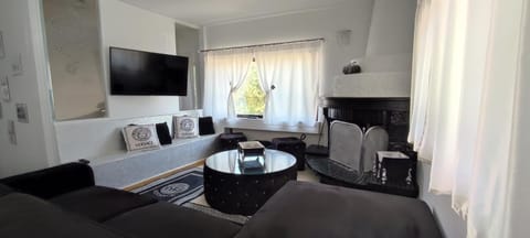 Communal lounge/ TV room, TV and multimedia, Living room, Seating area, Evening entertainment