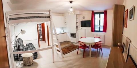 TV and multimedia, Kitchen or kitchenette, Living room, Photo of the whole room, Seating area