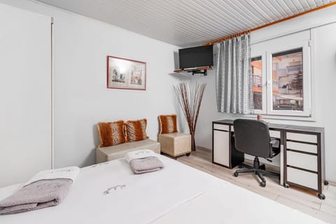 Bed, TV and multimedia, Photo of the whole room, Bedroom