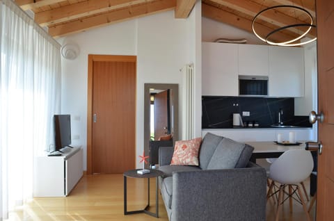 Communal lounge/ TV room, TV and multimedia, Living room, Seating area, Dining area