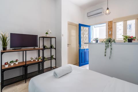 Bed, TV and multimedia, air conditioner