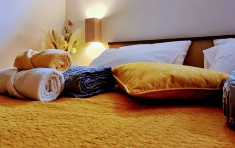 Bed, TV and multimedia, Photo of the whole room, Bedroom, locker, towels