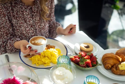 Lounge or bar, Breakfast