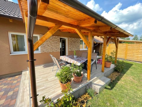 Patio, Facade/entrance