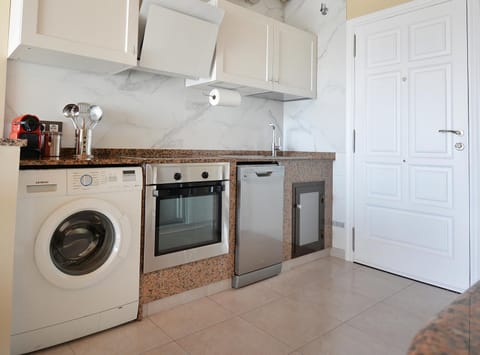 dishwasher, pet friendly, stove, washing machine