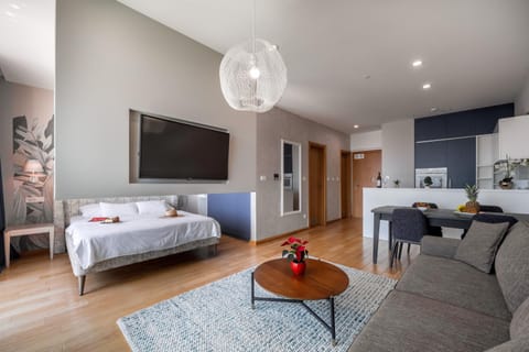 Bed, TV and multimedia, Dining area