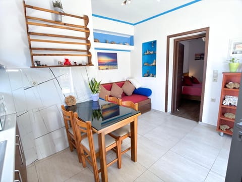 Kitchen or kitchenette, Living room, Seating area, Dining area