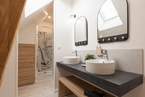 Le Mayflower 2 à 14 p A 500M DU ZOO!! avec piscine House in Centre-Val de Loire