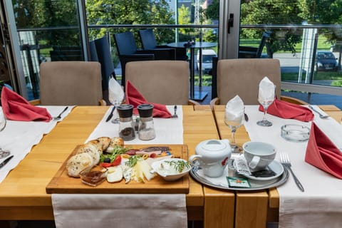 Restaurant/places to eat, Breakfast, Continental breakfast