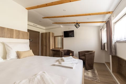 Bed, TV and multimedia, Photo of the whole room, Bedroom