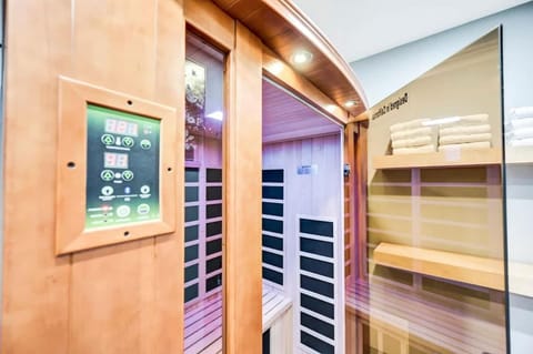 Modern 5BR, Kid-Friendly Home In Poconos with Pool Table House in Stroud Township