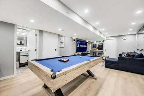 Modern 5BR, Kid-Friendly Home In Poconos with Pool Table House in Stroud Township