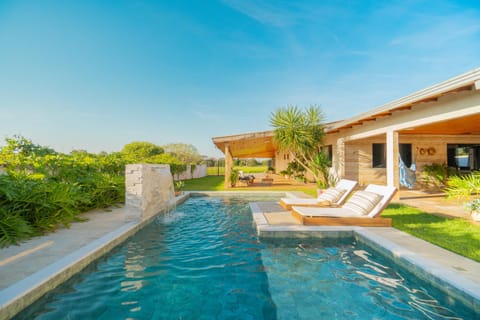 Property building, Patio, Spring, Day, Natural landscape, Fishing, Garden, Seating area, Garden view, Pool view, Area and facilities, Swimming pool, Quiet street view, Parking, pet friendly, sunbed