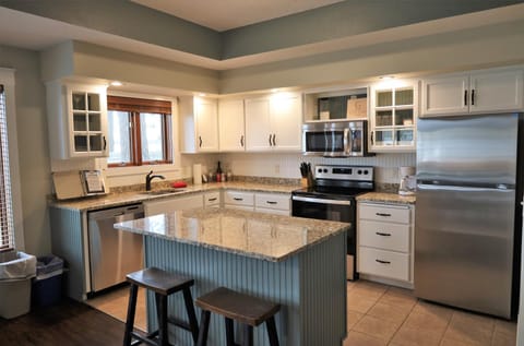 Kitchen or kitchenette, Dining area, dishwasher, minibar, pet friendly, stove, toaster