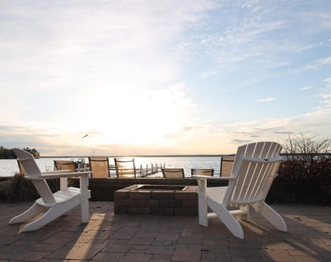Patio, Natural landscape, View (from property/room), Seating area, Lake view, sunbed
