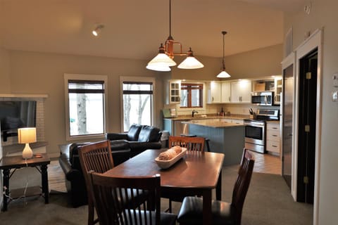 Kitchen or kitchenette, Living room, Seating area, Dining area, dishwasher, minibar, pet friendly, stove, toaster
